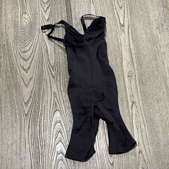 NWOT Skims Sculpting Bodysuit Mid Thigh Open Gusset Onyx Black Size S/M - Picture 3 of 3